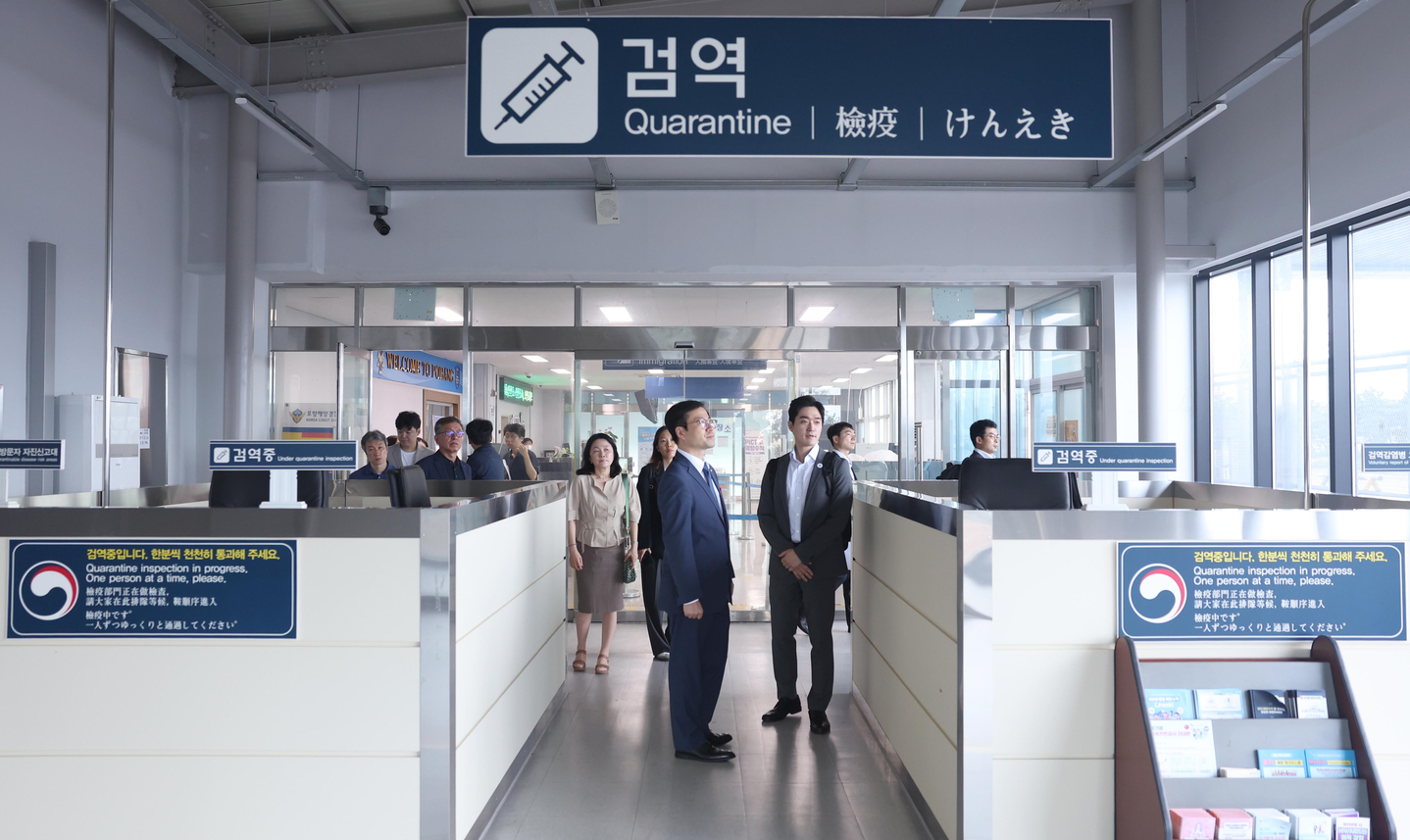 Trade Minister Yeo Han-koo inspects the scene at a pier in Pohang, North Gyeongsang, on Sept. 4 to review preparations for a business leaders’ event that is to be held alongside the 2025 APEC Summit in October. [MINISTRY OF TRADE, INDUSTRY AND ENERGY] 