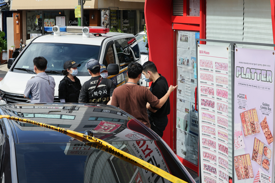 Police officers are seen at the scene of a fatal stabbing incident at a pizza franchise in Gwanak District, southern Seoul, on Sept. 3. [YONHAP]
