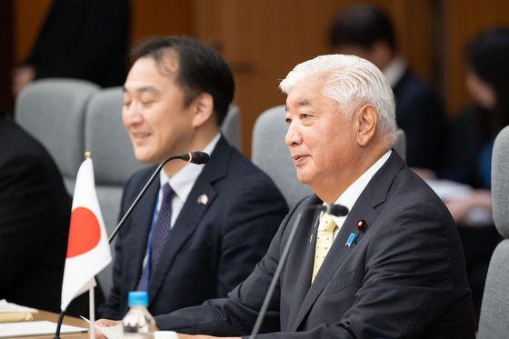 Japan's Defense Minister Gen Nakatani, right, attends a meeting with Australia's Defence Minister Richard Marles, not pictured, at the Ministry of Defense in Tokyo on Sept. 5. [AFP/YONHAP]