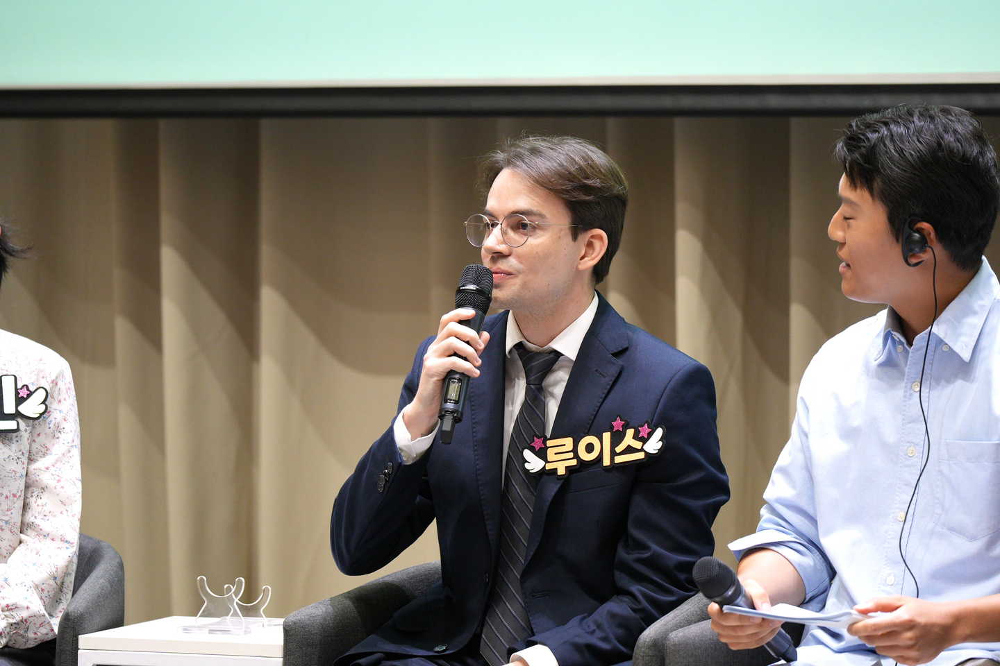 Ferreira Fraga Luis Filipe, center, a medical AI engineer, speaks as one of eight panelists during a roundtable on policies for foreign residents at City Hall in central Seoul on Sept. 4. [SEOUL METROPOLITAN GOVERNMENT]