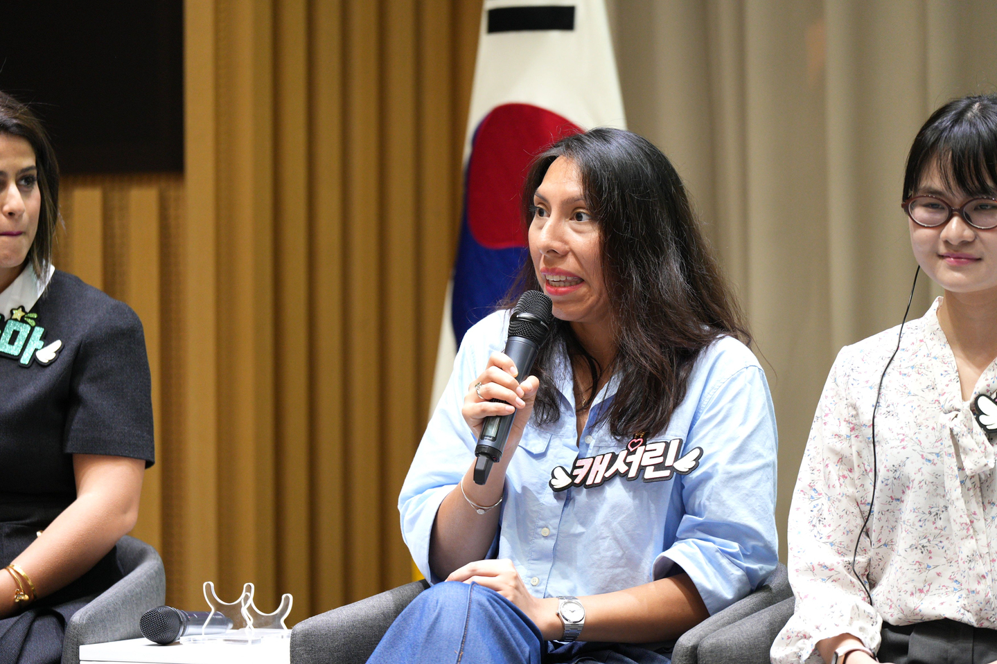 Chinchiroca Aymara Catherine, center, speaks as one of eight panelists during a roundtable on policies for foreign residents at City Hall in central Seoul on Sept. 4. [SEOUL METROPOLITAN GOVERNMENT]