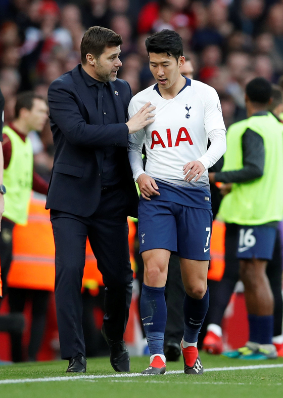 Son Heung-min, right, and Mauricio Pochettino at Emirates Stadium in London on Dec. 2, 2018.  [REUTERS/YONHAP]