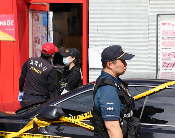 Police officers are at the scene of a fatal stabbing incident at a pizza franchise in Gwanak District, southern Seoul, on Sept. 3. [YONHAP] 