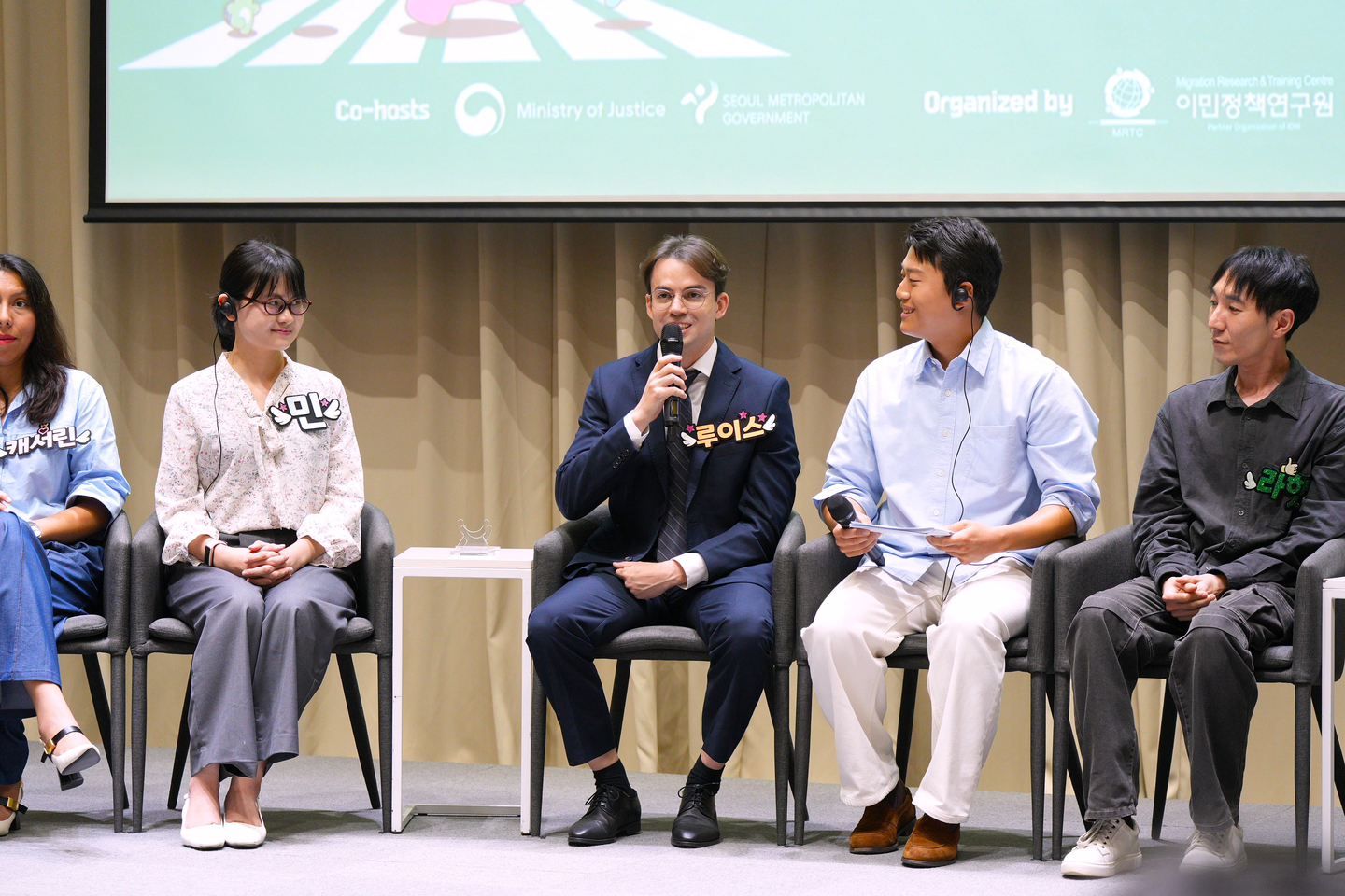Ferreira Fraga Luis Filipe, center, a medical AI engineer, speaks as one of eight panelists during a roundtable on policies for foreign residents at City Hall in central Seoul on Sept. 4. [SEOUL METROPOLITAN GOVERNMENT]
