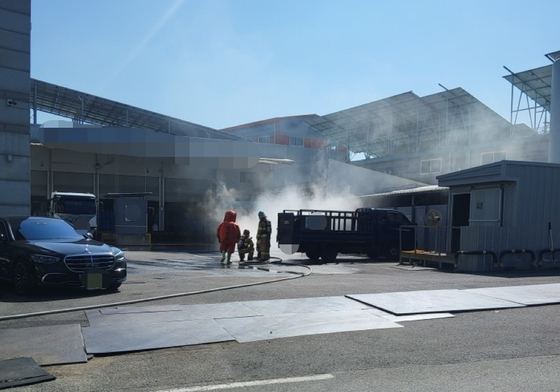 Fire authorities control an ammonia leak that occurred at a factory in Haseong-myeon, Gimpo, Gyeonggi, on Sept. 5. [GIMPO FIRE STATION]