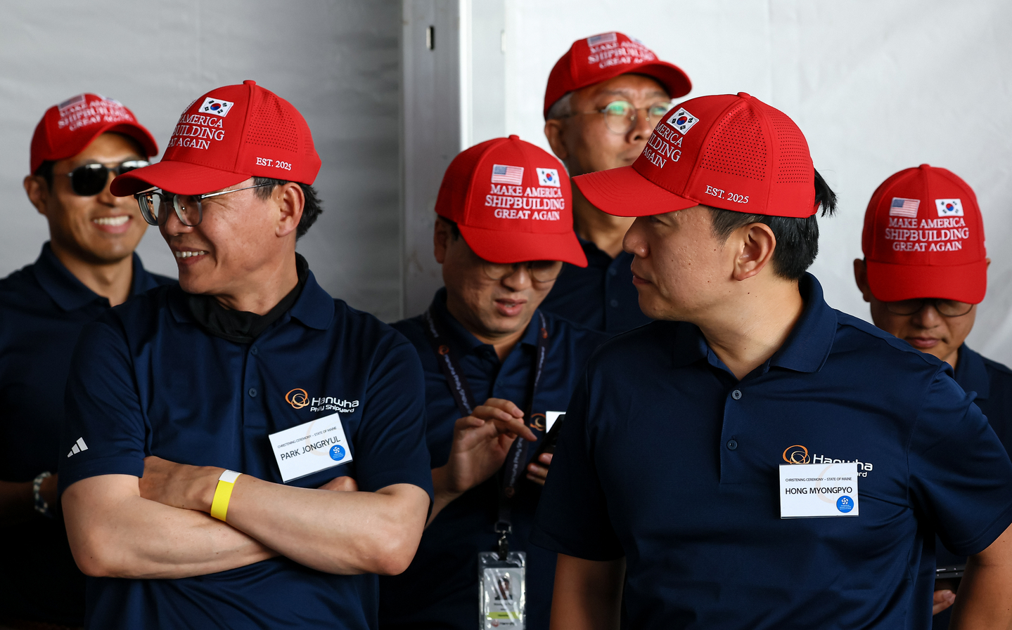 Hanwha Philly Shipyard staff wear hats promoting the "Make American Shipbuilding Great Again" initiative in Philadelphia on Aug. 26. [YONHAP]