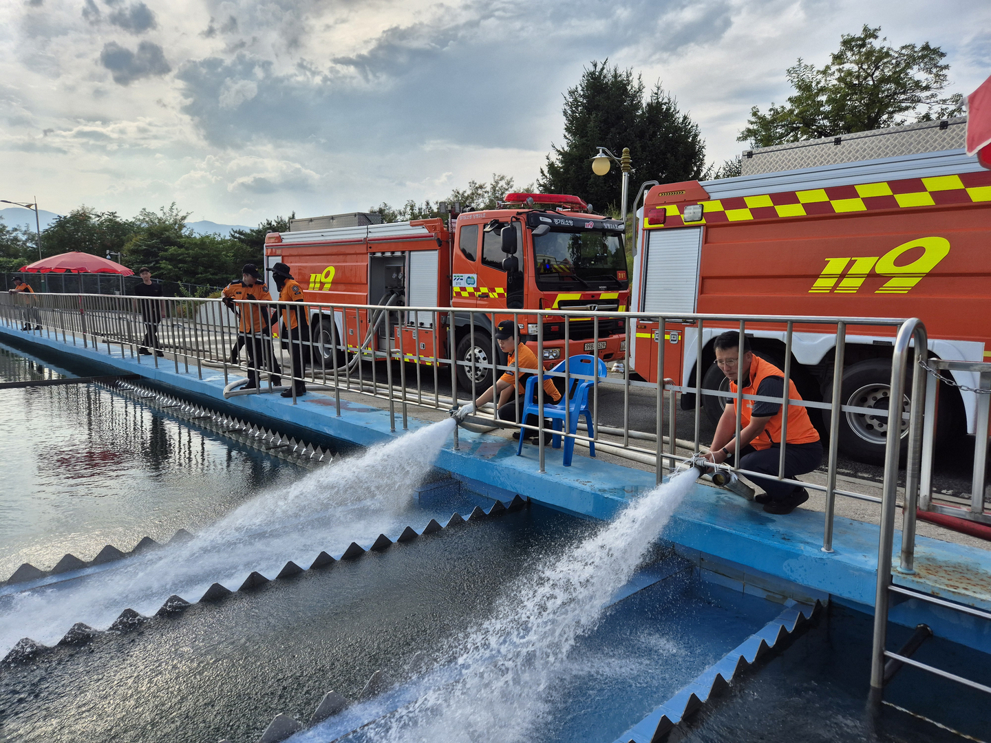 Firefighters deliver water to Hongje Water Purification Plant in Gangneung’s Hongje-dong on Aug. 31 afternoon. [PARK JIN-HO]