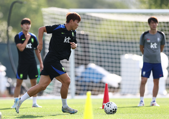 Oh Hyeon-gyu practices with the Korean national team at a training session at Icahn Stadium in New York on Sept. 4. [YONHAP]