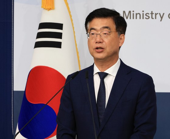 Lee Jae-woong, spokesperson for the Ministry of Foreign Affairs, speaks about U.S. authortities' raid into a construction site of a plant owned by two Korean firms in a briefing on Sept. 5 in Seoul. [YONHAP] 