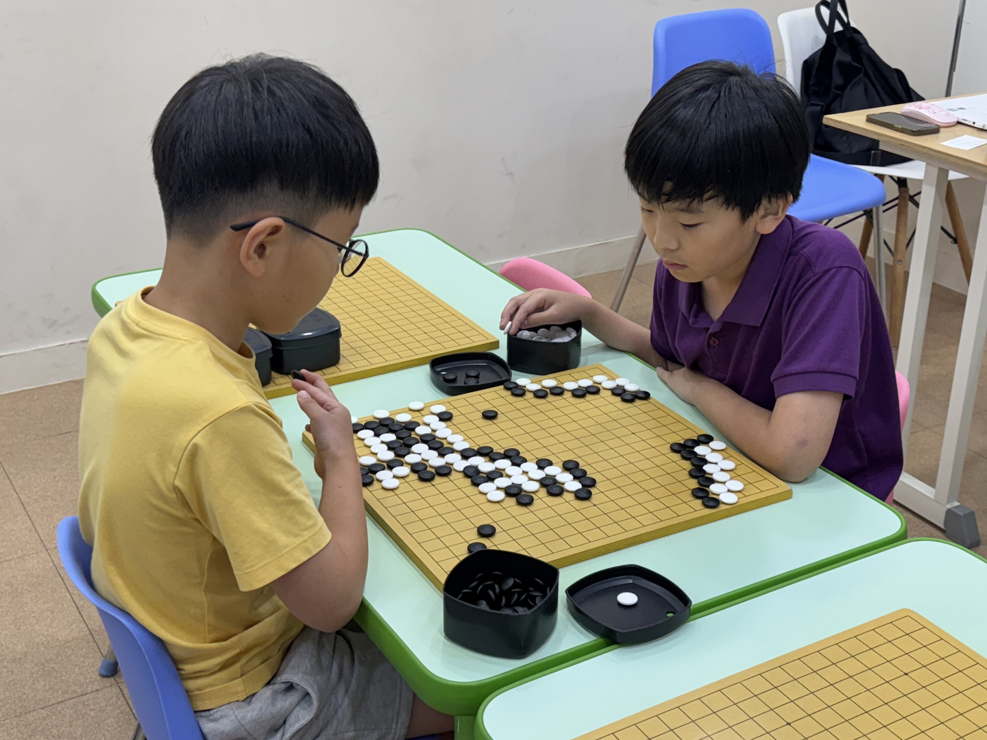 Elementary school students play Go at an academy in Daechi-dong, Gangnam District, southern Seoul, on Sept. 3. [CHO JUNG-WOO] 