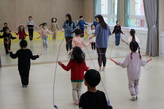 Elementary school students take part in a rhythmic jump rope class, offered as an after-school program, at a care center located in Sammun Elementary School in Gimhae, South Gyeongsang in an undated photo. [SOUTH GYEONGSANG OFFICE OF EDUCATION]
