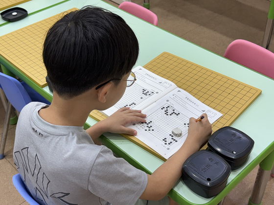 An elementary school student studies Go strategies at an academy in Daechi-dong, Gangnam District, southern Seoul, on Sept. 3. [CHO JUNG-WOO] 