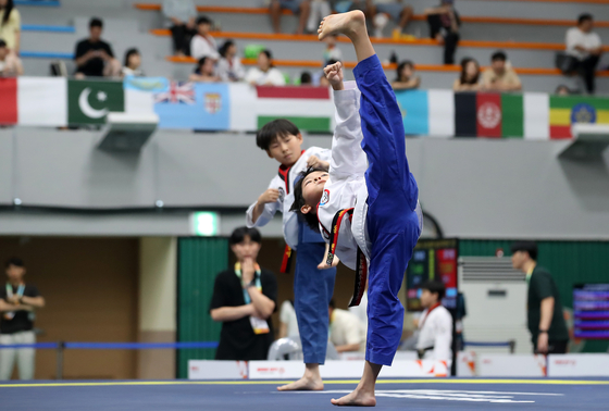 Elementary school athletes perform in the recognized poomsae category during the Daegu 2025 World University Taekwondo Festival held at Keimyung University’s Seongseo Campus in Dalseo District, Daegu, on July 6. [NEWS1] 