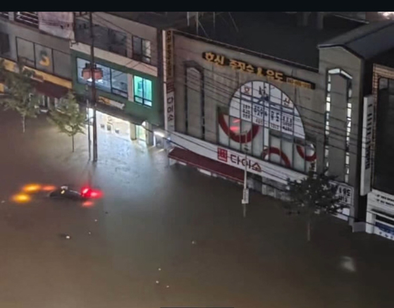 The Naun-dong neighborhood of Gunsan in North Jeolla is seen flooded on the night of Sept. 6 as heavy rain hit the North Jeolla region. [NEWS1]