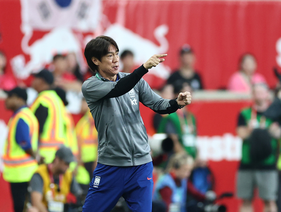 Korean national team manager Hong Myung-bo instructs his players during a friendly against the United States at Sports Illustrated Stadium in Harrison, New Jersey on Sept. 6. [YONHAP] 