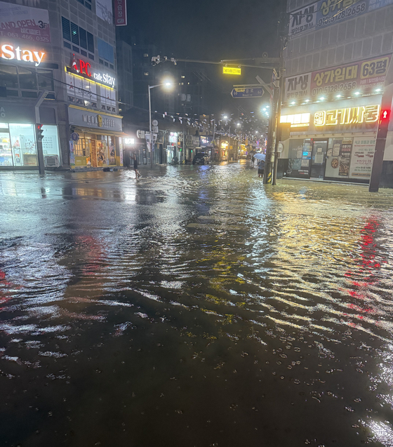 The Naun-dong neighborhood of Gunsan in North Jeolla is seen flooded on Sept. 7 as heavy rain hit the North Jeolla region. [YONHAP]