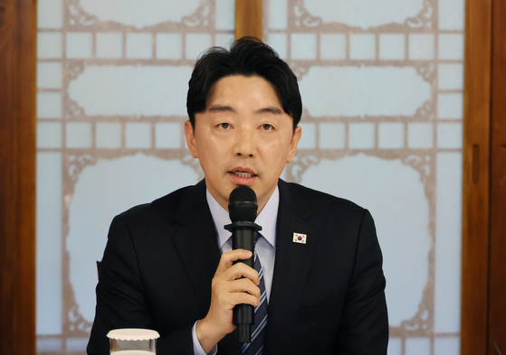 Presidential chief of staff Kang Hoon-sik speaks during a high-level meeting of the Democratic Party and government officials at the prime minister’s residence in central Seoul on Sept. 7. [YONHAP] 