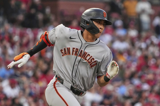 San Francisco Giants outfielder Lee Jung-hoo singles during the third inning of an MLB game against the St. Louis Cardinals in St. Louis, Missouri, on Sept. 6. [AP/YONHAP] 