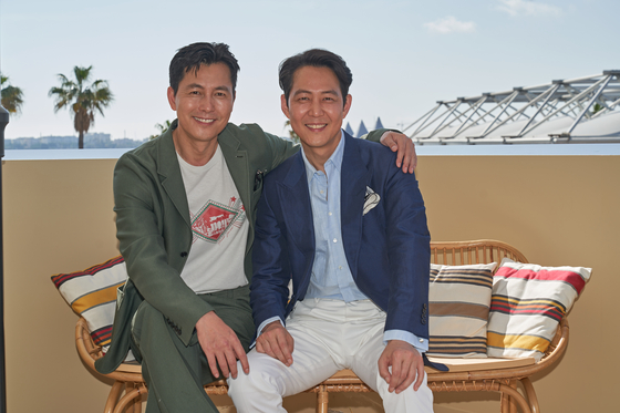 Actor Jung Woo-sung, left, and director-actor Lee Jung-jae meet with Korean reporters in Cannes on May 21, 2022, during the 75th Cannes Film Festival, where Lee’s directorial debut film, the spy thriller "Hunt," was invited. [JOONGANG ILBO]