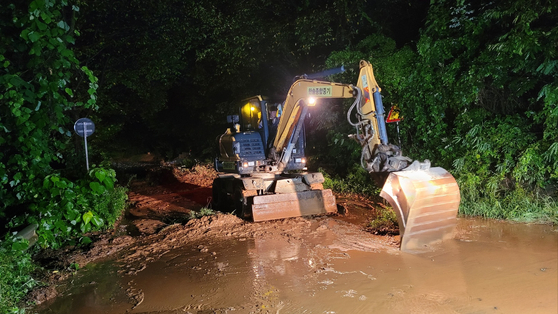 A road is blocked due to a landslide in Seosu-myeon, Gunsan, North Jeolla, on Sept. 7 after heavy that hit the region. [GUNSAN CITY]