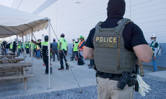 This handout photo released by U.S. Immigration and Customs Enforcement on Sept. 5 allegedly shows a Homeland Security Investigations police officer during a federal search warrant at a company in Ellabell, Georgia, on Sept. 4. [AFP/YONHAP] 