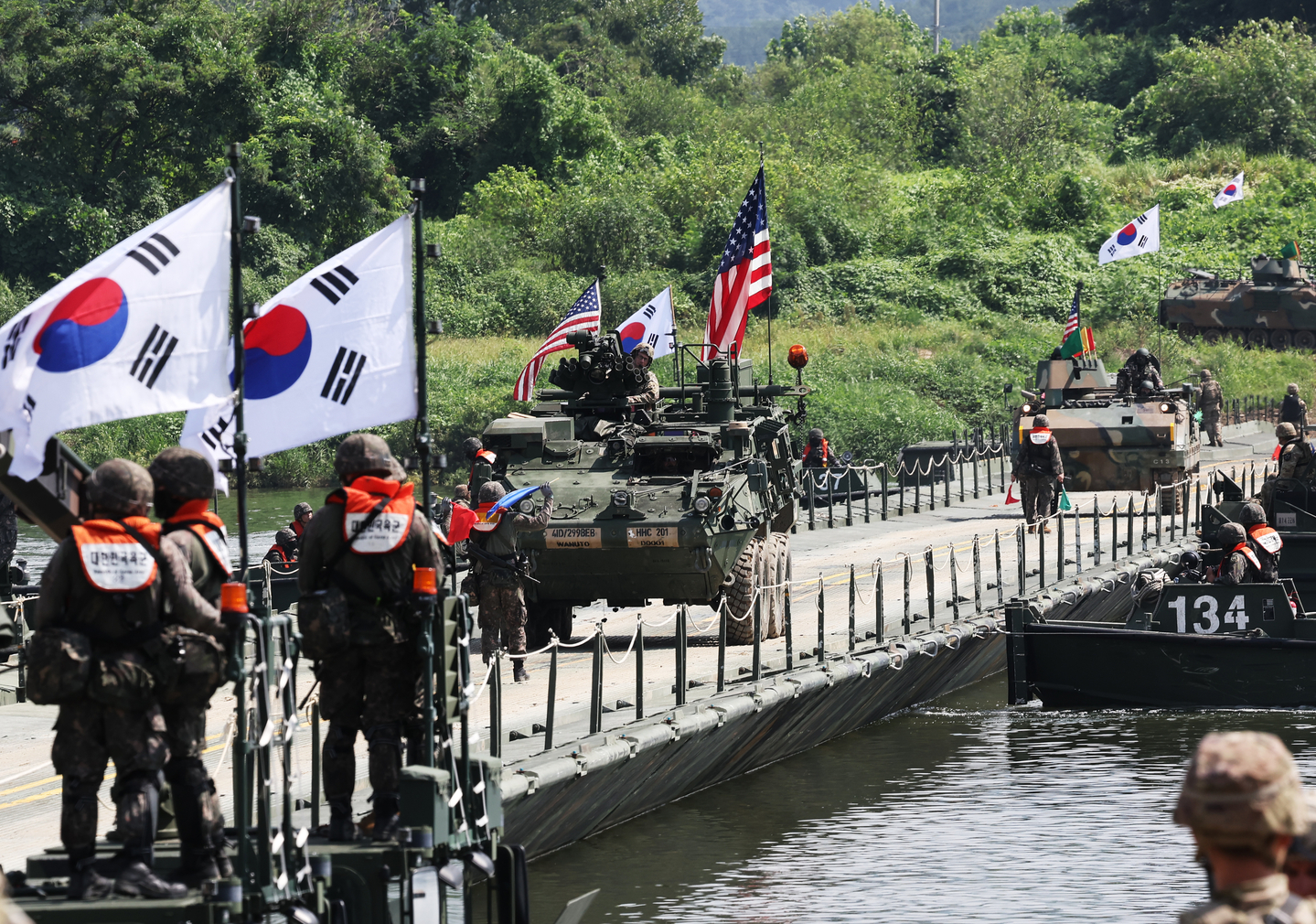 U.S. Stryker armored vehicles and Korean K200 armored vehicles cross a floating bridge during a Korea-U.S. joint river-crossing exercise in Yeoju, Gyeonggi on Aug. 27. [YONHAP] 