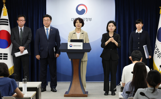 Democratic Party (DP) policy chief Han Jeoung-ae, center, and Minister of Interior and SafetyYun Ho-jung, second from left, brief reporters on the results of a high-level meeting of the DP and government officials at the Seoul Government Complex in Jongno District in central Seoul on Sept. 7. [NEWS1]