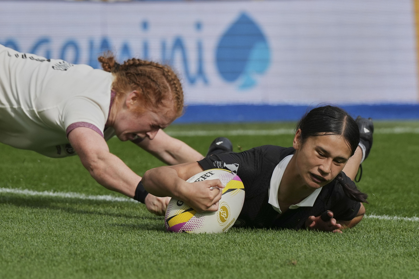 New Zealand's Braxton Sorensen-McGee, right, scores a try as Ireland's Niamh O'Dowd tries to defend during the Women's Rugby World Cup 2025 Pool C match between New Zealand and Ireland in Brighton and Hove, England, Sept. 7, 2025. [AP/YONHAP] 