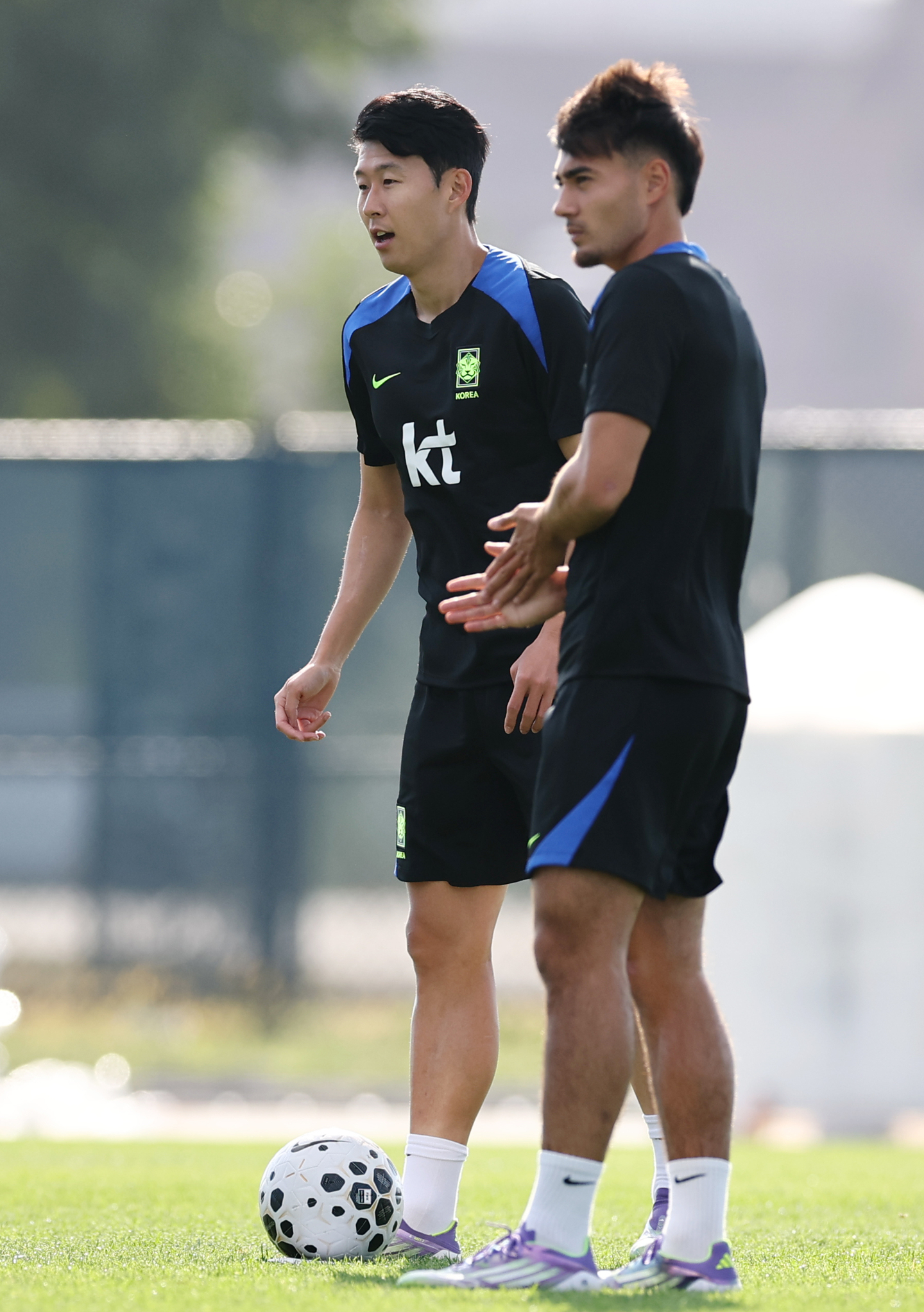 Son Heung-min, left, and Jens Castrop train at Icahn Stadium in New York on Sept. 4. [YONHAP] 