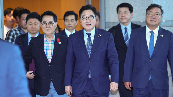 Lawmakers including the Democratic Party's Park Jie-won, far left in the front, and National Assembly Speaker Woo Won-shik, center, leave from Incheon International Airport on Sept. 2 to attend China's events marking the 80th anniversary of the end of World War II in Beijing. [YONHAP]