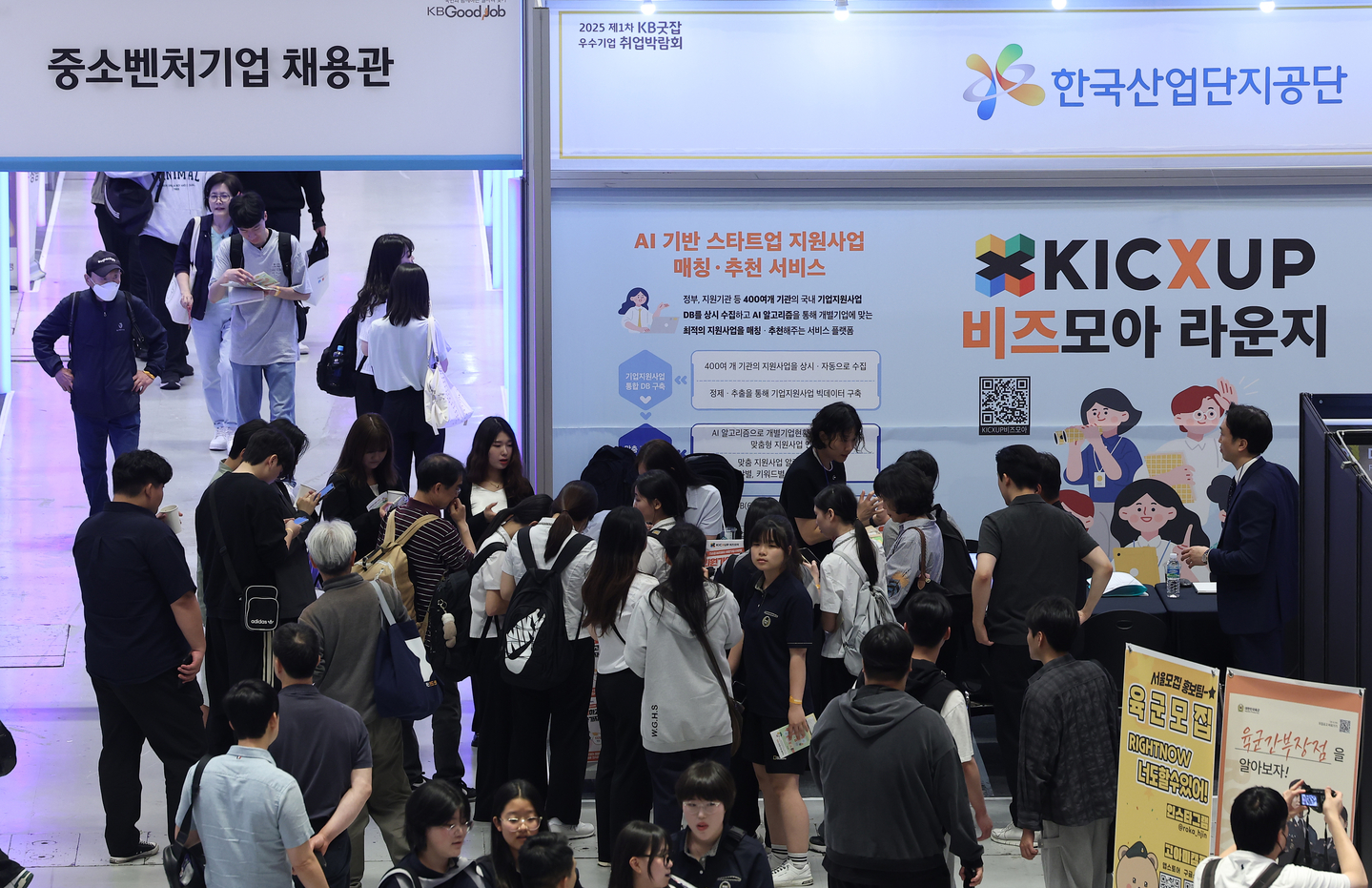 Job seekers visit company booths at the 2025 KB Good Job Excellent Companies Job Fair held at Coex in Gangnam District, Seoul, on May 26. [YONHAP]
