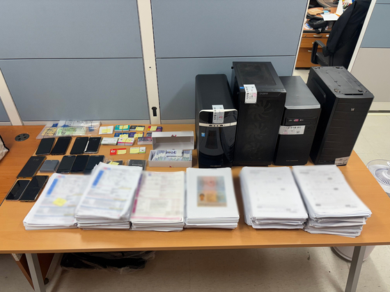 Materials confiscated from a distribution ring that illegally activated thousands of prepaid SIM cards using foreign nationals’ passport information and sold them to voice phishing networks [GYEONGGI NAMBU PROVINCIAL POLICE AGENCY]