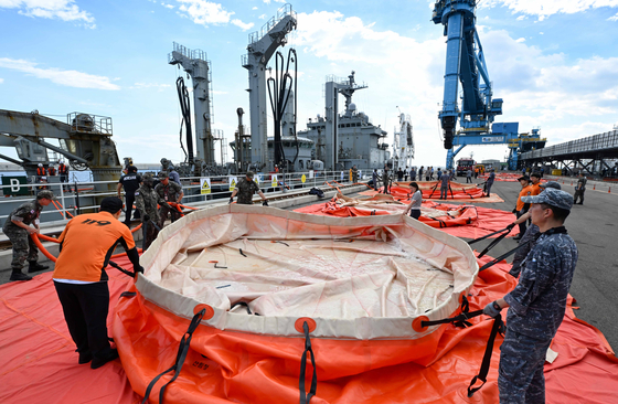 Navy sailors supply fresh water to mobile storage tanks at the unloading pier of the Anin thermal power plant project in Gangneung, Gangwon, on Sept. 6. [NEWS1]