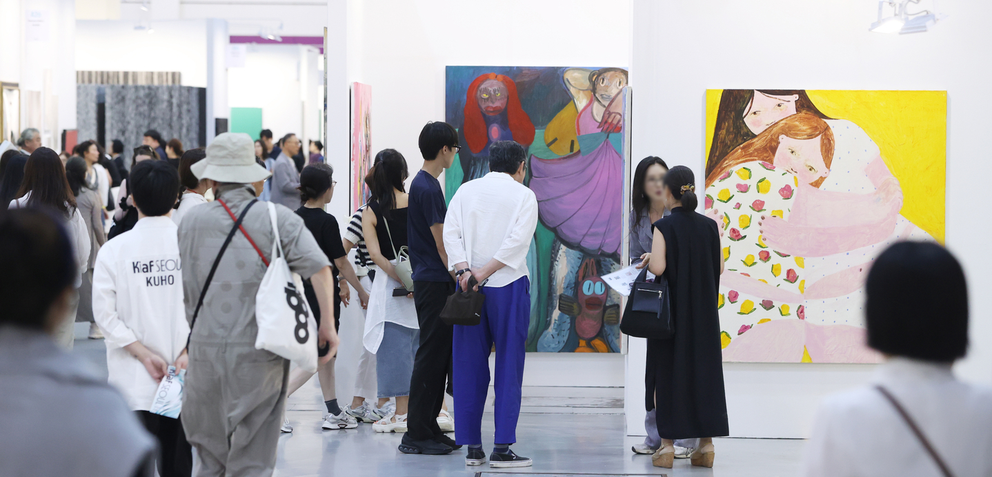 Visitors check out paintings displayed at Kiaf Seoul at the Coex exhibition center in southern Seoul on Sept. 3. [YONHAP]