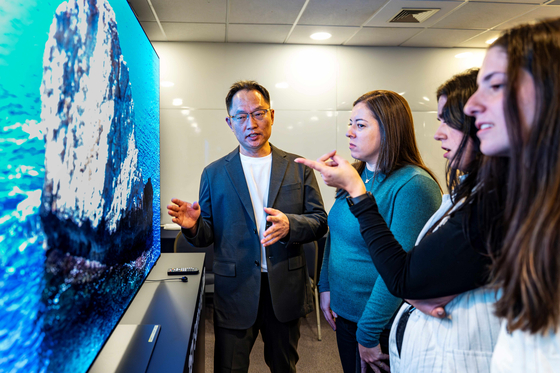 Visitors at Samsung Electronics' Latin America VD Seminar in Sao Paulo, Brazil, open from June 24 to 25, look at Samsung’s OLED displays. [SAMSUNG ELECTRONICS]