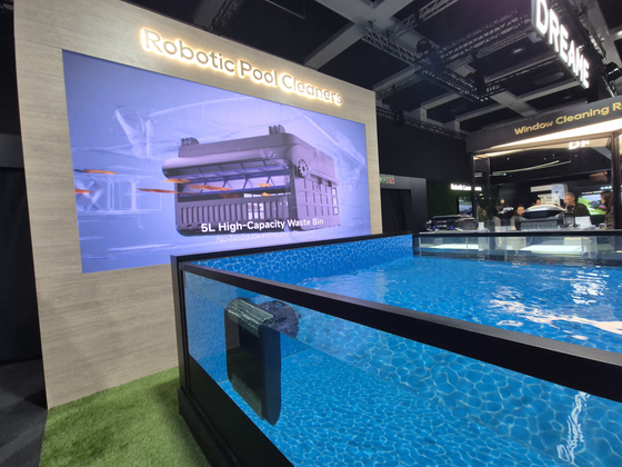  Dreame’s Z1 Pro cleans a pool. [LEE WOO-RIM]