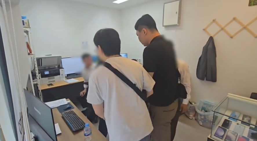 Police apprehend members of a distribution ring that illegally activated thousands of prepaid SIM cards using foreign nationals’ passport information and sold them to voice phishing networks. [GYEONGGI NAMBU PROVINCIAL POLICE AGENCY]