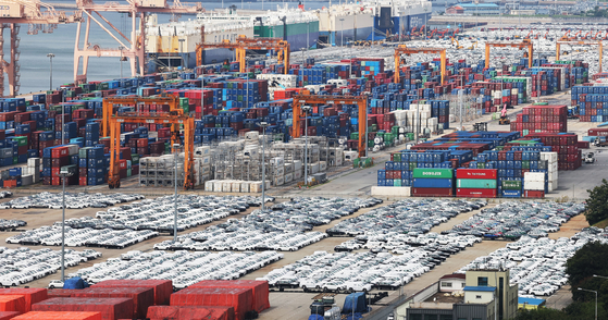 Containers and cars for shipment at Pyeongtaek Port in Gyeonggi are pictured on Sept. 4. [YONHAP] 
