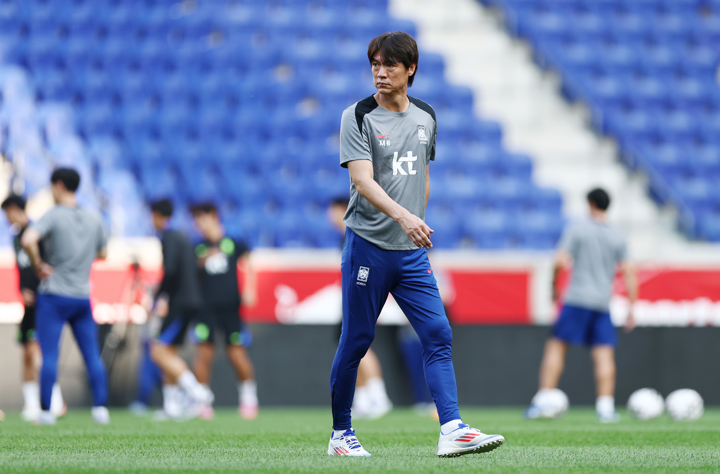 Korean national team manager Hong Myung-bo looks on during training at Sports Illustrated Stadium in New Jersey on Sept. 5. [YONHAP] 