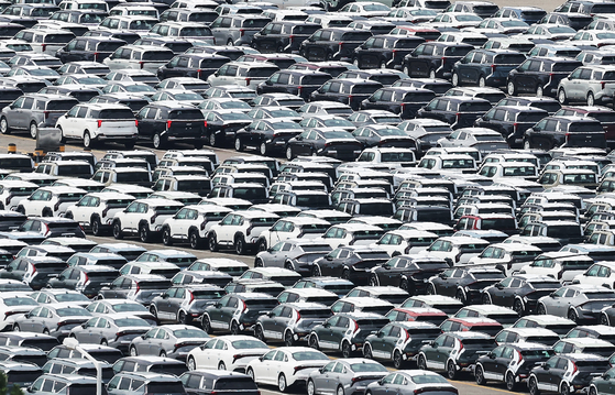 Export-bound cars are lined up at Pyeongtaek Port in Gyeonggi on Sept. 4. [YONHAP] 
