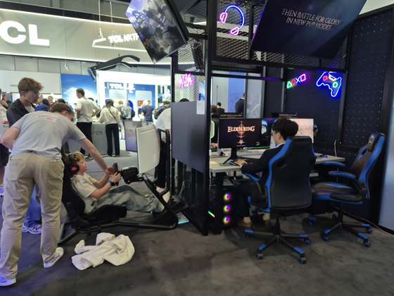 Visitors try out TCL’s gaming monitor. [LEE WOO-RIM]
