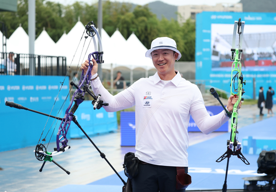 Choi Yong-hee of Korea celebrates after winning the bronze medal in the men's individual compound event at the World Archery Championships at the May 18 Democracy Plaza in Gwangju on Sept. 8. [YONHAP]