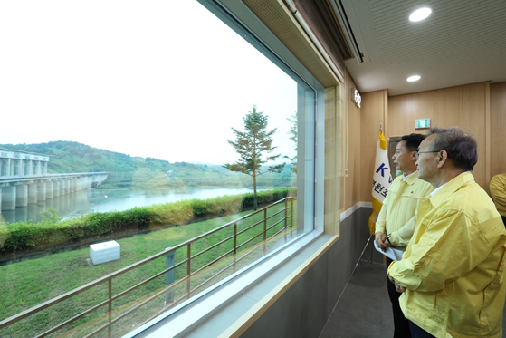 Vice Minister of Unification Kim Nam-jung views Gunnam Dam in Yeoncheon, Gyeonggi on July 16. [YONHAP] 