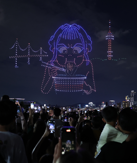 Zoey of HUNTR/X from Netflix's animated film "KPop Demon Hunters" appears in the night sky during the “2025 Hangang Drone Light Show” at Ttukseom Hangang Park in eastern Seoul on Sept. 7. [NEWS1] 