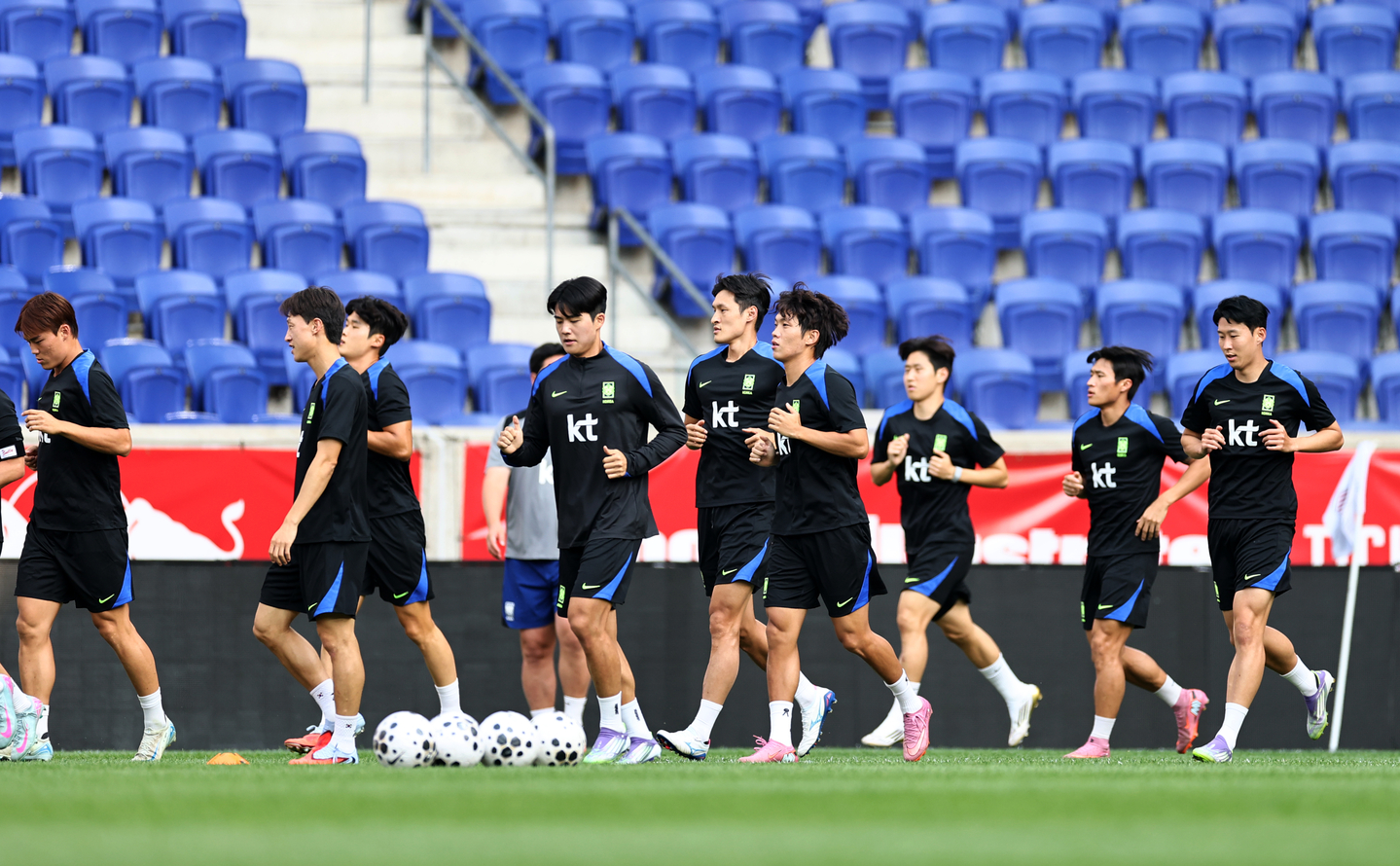 The Korean national team trains at Sports Illustrated Stadium in New Jersey on Sept. 5. [YONHAP]
