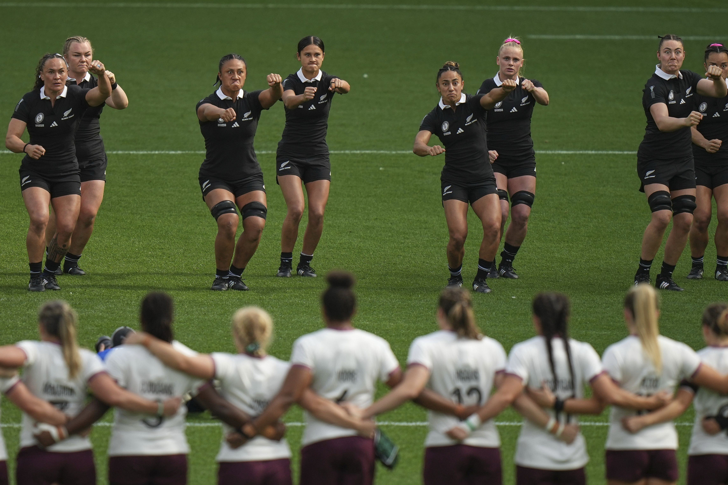New Zealand's players perform the Haka before the Women's Rugby World Cup 2025 Pool C match between New Zealand and Ireland, at the Brighton and Hove Albion Stadium, in England, Sept. 7. [AP/YONHAP] 