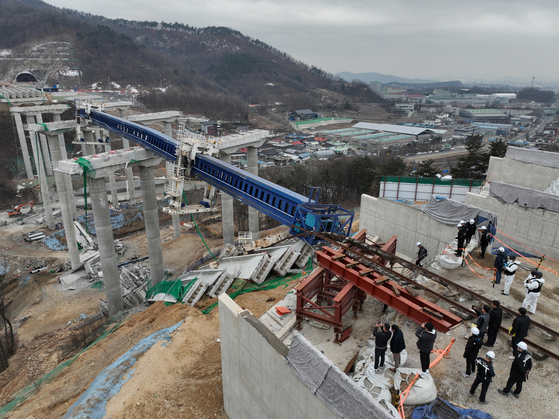 Officials from related agencies conduct a joint investigation at the site of the collapse of a bridge deck under construction on the Seoul-Sejong Expressway in Anseong, Gyeonggi, which resulted in 10 casualties on Feb. 25, on Feb. 28. [JOINT PRESS CORPS]