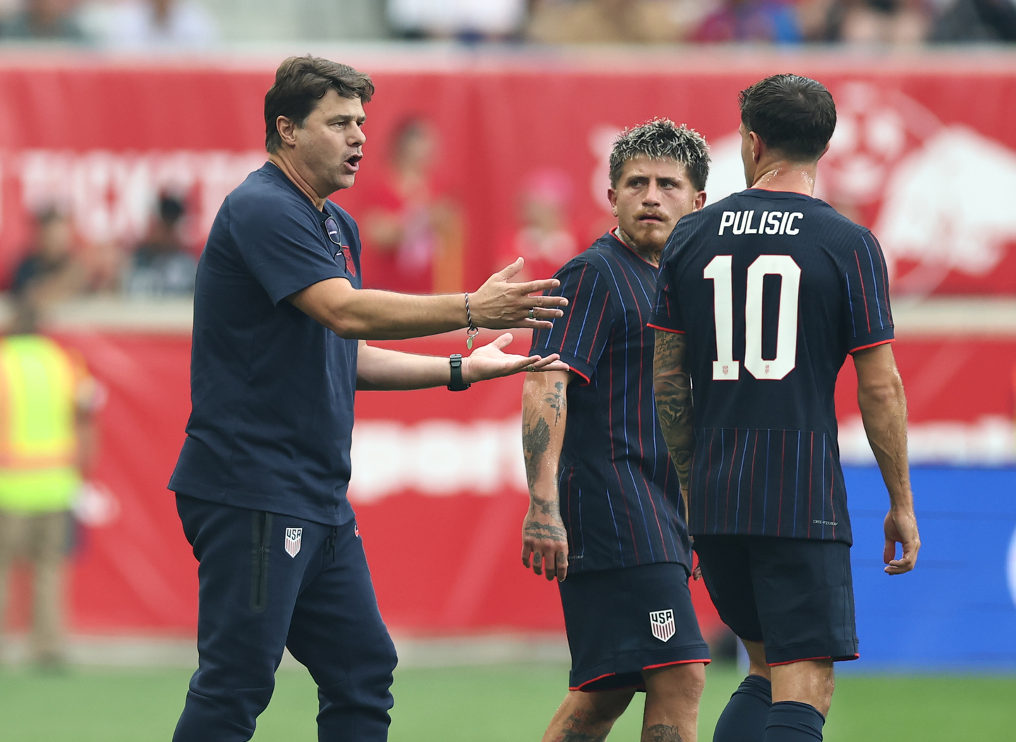 U.S. national team manager Mauricio Pochettino, left, instructs players during a friendly against Korea at Sports Illustrated Stadium in New Jersey on Sept. 6. [YONHAP] 