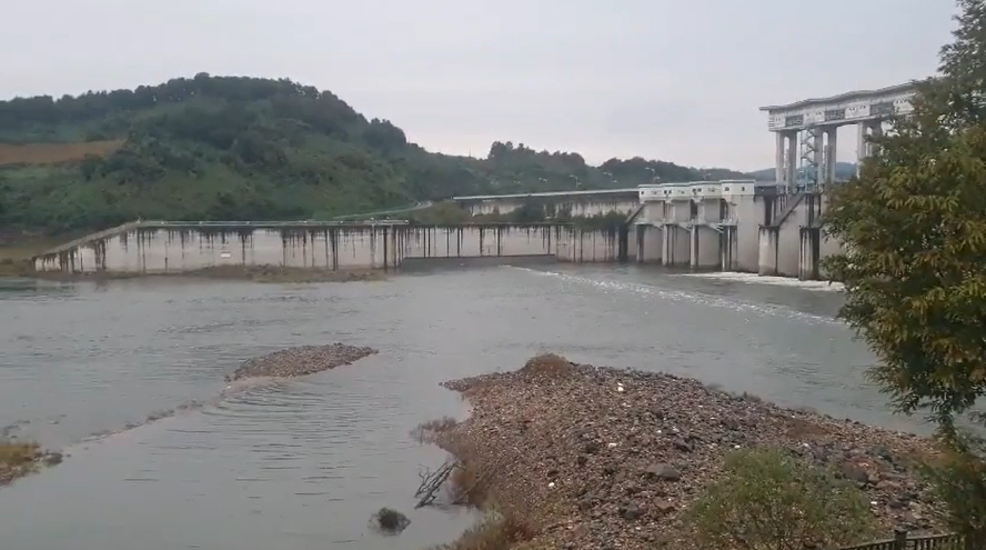 Water released from Hwanggang Dam upstream of the Imjin River is pictured in this footage from Sept. 8. [SCREEN CAPTURE]