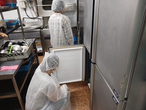 A Yeosu city official conducts a hygiene inspection at a restaurant in Yeosu, South Jeolla. [YEOSU CITY OFFICE]